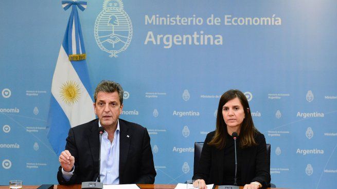 Sergio Massa junto a Fernanda Raverta, titular de ANSES.