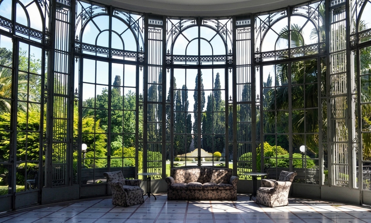 La galería vidriada semicircular conecta el interior con el parque y es uno de los espacios más distintivos de la residencia diseñada por el arquitecto francés René Sergent La galería vidriada semicircular conecta el interior con el parque y es uno de los espacios más distintivos de la residencia diseñada por el arquitecto francés René Sergent