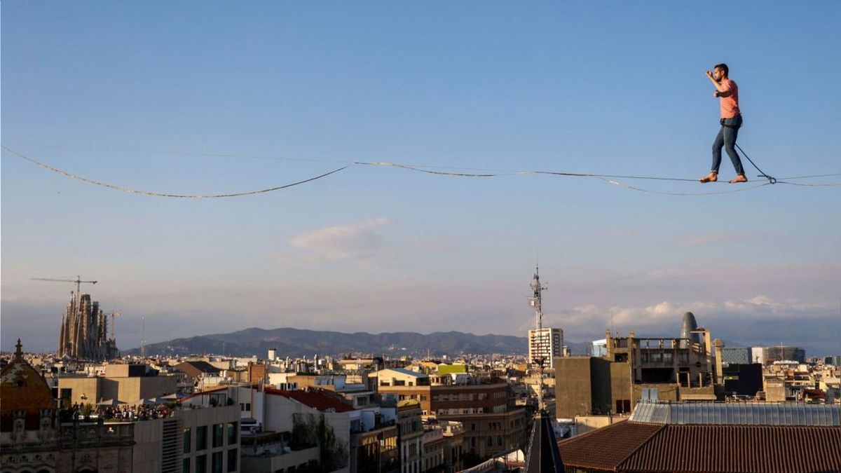 A French tightrope walker crossed Barcelona barefoot and 70 meters high