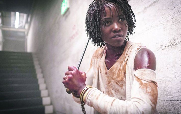 nosotros. Lupita Nyongo en plena crisis: el film de Peele juega con las identidades, y propone con lenguaje de cine de terror que el peor enemigo podemos ser nosotros mismos.