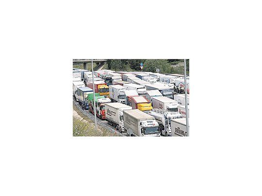 Bloqueos de camioneros. El aumento de los costos por el encarecimiento de los combustibles conmociona a Europa.