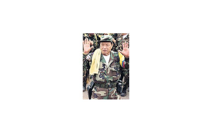 «Tirofijo» hizo sobrevivir a las FARC tras el fin de la Guerra Fría, pero al precio de perpetuar un conflicto sangriento; el narcotráfico y los secuestros extorsivos fueron sus fuentes de financiación preferidas.