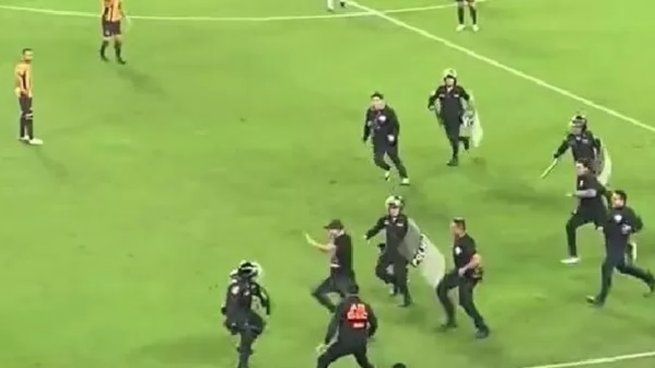 hincha invade campo de juego.jpg