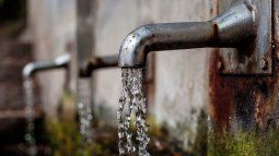 La justicia suspendió el decreto que autorizaba cortar el suministro de agua por falta de pago, considerándolo abusivo e inconstitucional.