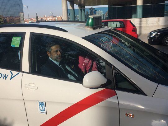 Angelici llegó en un taxi un tanto particular a la audiencia en Madrid.