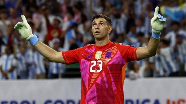 Dirige la batuta. Emiliano Martínez volvió a ser el heroe de la noche para la Selección argentina.&nbsp;