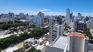 Vista del sector de calle 55 al 600, en pleno casco urbano de La Plata, una de las zonas más consolidadas de la capital bonaerense, con alta concentración de edificios residenciales, oficinas y actividad comercial. En junio creció el número de escrituras a nivel intermensual