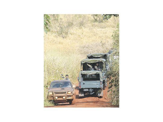 Patrullas militares siguieron recorriendo ayer el departamento de Canindeyú. No fueron encontrados más cadáveres. Más de 40 campesinos se esconden en el bosque.
