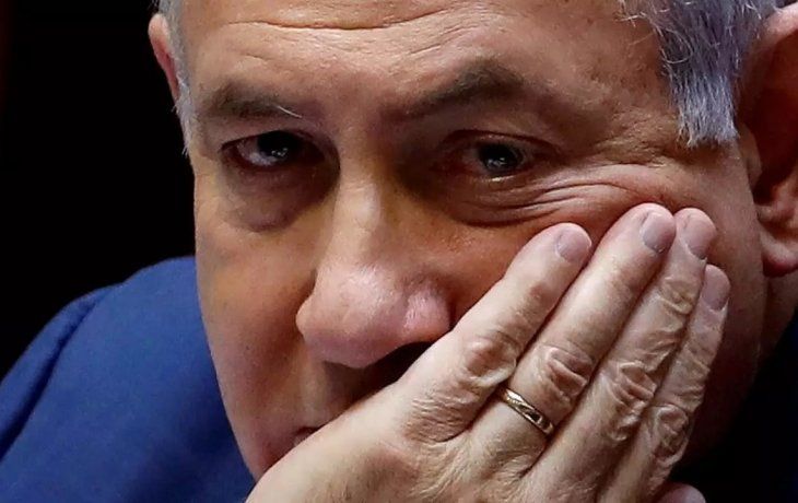 Casi tres años después del ataque de Hamás, el primer ministro enfrenta el desgaste de la guerra y una posible derrota parlamentaria. Sin embargo, la oposición no logra articular una mayoría para desplazarlo.