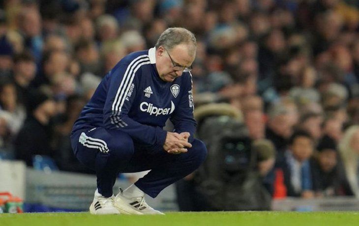 Sentido. Marcelo Bielsa le dedicó unas palabras a Maxi Rodríguez que tuvo su partido despedida en Newells.