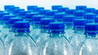 El gobierno eliminará impuestos del agua embotellada para afrontar la crisis del agua en Uruguay.
