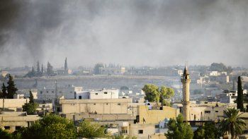 DAÑO. Las columnas de humo son, desde hace días, una constante en la ciudad de Tel Abyad, en la frontera entre Siria y Turquía.