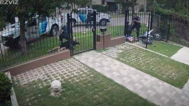 Los efectivos policiales lograron reducir a los jóvenes que escaparon del control