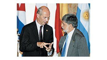 El titular de laOMC, PascalLamy, y elcancillerbrasileñoCelsoAmorim ayeren Rio. Dosfuncionariosclave para lareanudaciónde lasconversacionesen elmarco de laRonda deDoha.