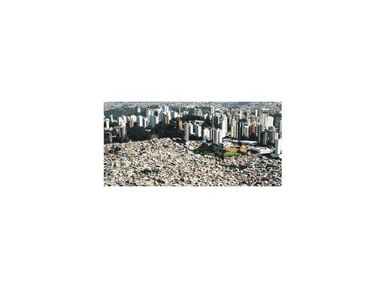 Paraisópolis, una de las mayores favelas de San Pablo, refleja, pese a los avances sociales de los últimos ocho años, los contrastes que persisten en Brasil.