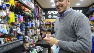 En Mar del Plata, Juan Cuattromo visitó una casa de artículos deportivos que opera con la aplicación Cuenta DNI Comercios.