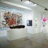 Cuadro azul de Ernesto Ballesteros y el nudo rosa de Marina De Caro en la Colección Tedesco Cuadro azul de Ernesto Ballesteros y el nudo rosa de Marina De Caro en la Colección Tedesco