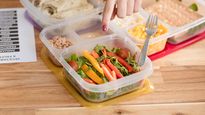 Utilizar vidrio o acero inoxidable para almacenar alimentos reduce los riesgos de exposición a sustancias nocivas.