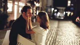 La actriz que protagonizó la escena romántica más recordada del mundo hace 22 años. La actriz que protagonizó la escena romántica más recordada del mundo hace 22 años.