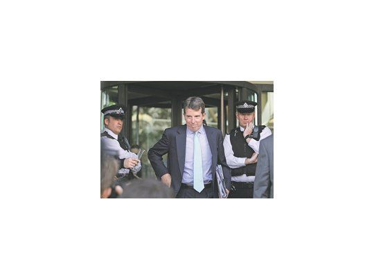 El ex CEO del legendario banco británico Barclays, Bob Diamond, se presentó ayer ante un comité del Parlamento por el escándalo del maquillaje de la tasa Libor.