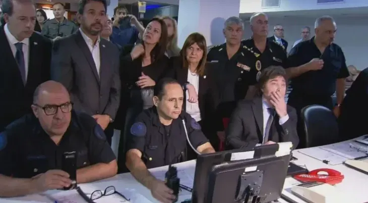 Milei, Pettovello y Bullrich en el monitoreo del operativo de seguridad. Milei, Pettovello y Bullrich en el monitoreo del operativo de seguridad.