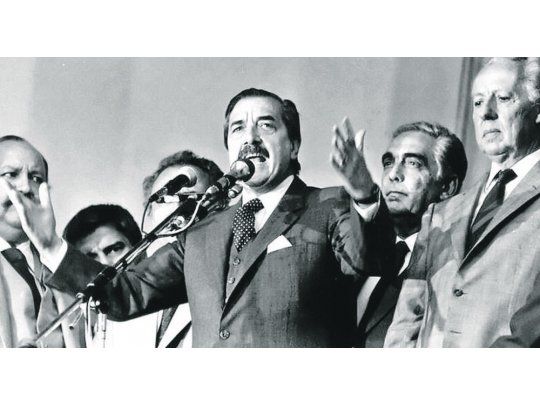 Esto no es un golpe. Raúl Alfonsín, Víctor Martínez e Italo Luder, en los tensos días de la Semana Santa de 1987.