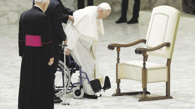 El papa Francisco ua desde hace meses una silla de ruedas para moverse.