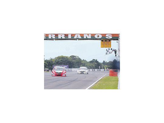 El Toyota Corolla recibe la bandera a cuadros y Matías Rossi se corona ganador y campeón del TC 2000 en Paraná.