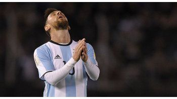 Messi reza para que no se repita la historia.