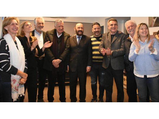 Gioja rodeado de Gildo Insfrán, Beatriz Rojkes de Alperovich, Gustavo Menéndez, María Emilia Soria, Cristina Álvarez Rodríguez, Ginés González García, Alberto Rodríguez Saa y Agustín Rossi.