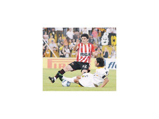 Rosada se tira a los pies de Braña, pero el mediocampista de Estudiantes se llevará la pelota. Olimpo apenas logró un empate y se hunde más en la zona del descenso directo.