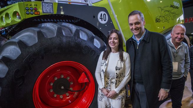 Manuel Adorni junto a Sandra Pettovello en La Rural.