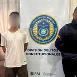 El detenido está acusado de amenazar de muerte al jefe de Estado. El detenido está acusado de amenazar de muerte al jefe de Estado.