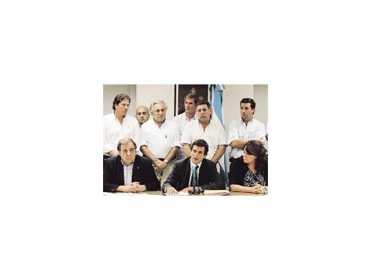 Sin diputados, De Angeli presionó por otra sesión