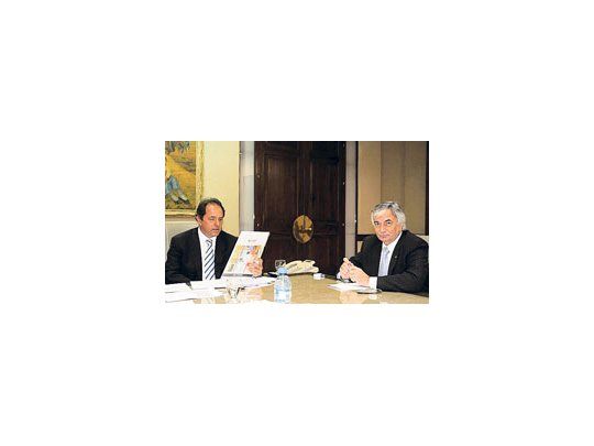 El gobernador bonaerense, Daniel Scioli, se reunió ayer con el ministro de Salud local, Claudio Zin, para debatir sobre la propagación de la gripe en el país.
