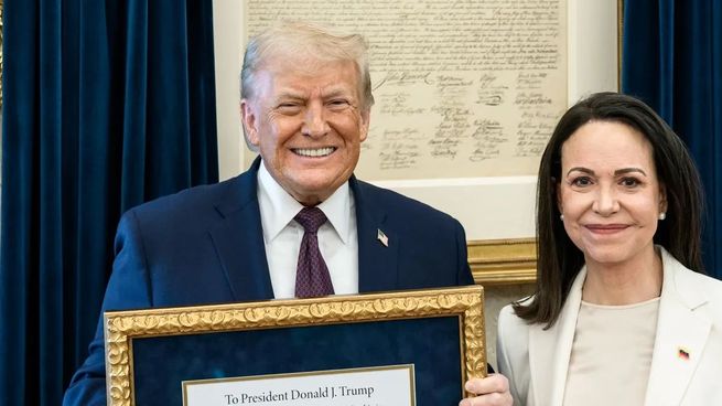 Donald Trump presionó a María Corina Machado para compartir el premio Nobel de la Paz, algo que no es posible.