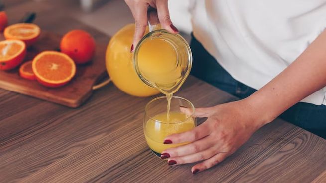 El jugo de naranja es excelente para tu salud en invierno.