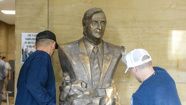 Sandra Petovello ordenó remover el busto de Néstor Kirchner de las oficinas de ANSES.&nbsp;