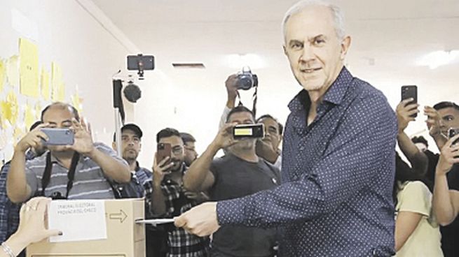 respaldo. El exgobernador Roy Nikisch ganó con contundencia en la elección municipal de Resistencia al superar el 43% de los votos ante un peronismo que llegó dividido en dos frentes y no pudo retener la intendencia.
