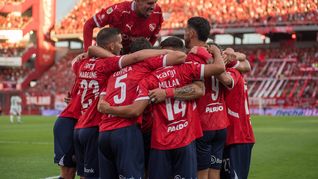 Festejo Rojo. Independiente ganó en el debut.