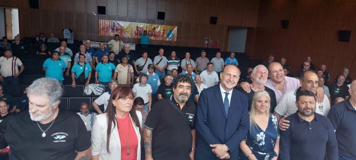 Excombatientes de Malvinas junto al por entonces gobernador de Santa Fe, Omar Perotti, en el Congreso de la Confederación. Excombatientes de Malvinas junto al por entonces gobernador de Santa Fe, Omar Perotti, en el Congreso de la Confederación.