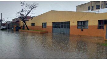 Vista de una calle de Quilmes azotada por las intensas lluvias.