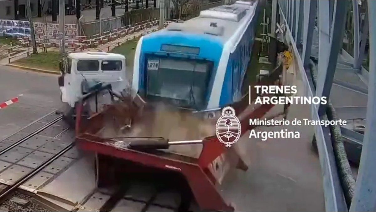 Video cruzó con la barrera baja en Quilmes y fue arrollado por el tren