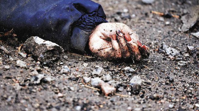 VÍCTIMAS. La mano de Iryna Filkina, una mujer que, según los residentes, fue asesinada por soldados rusos durante los primeros meses de la invasión.