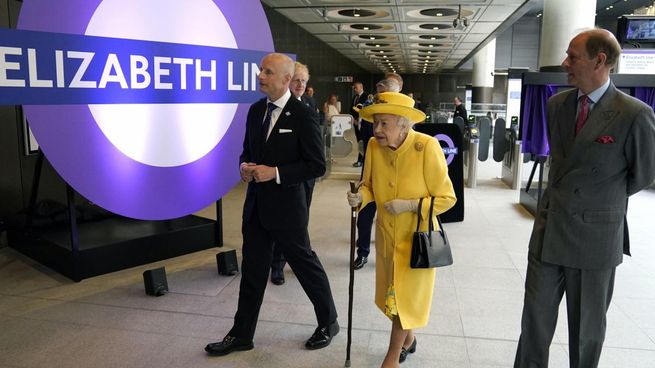 La reina Isabel II en el metro de Londres.