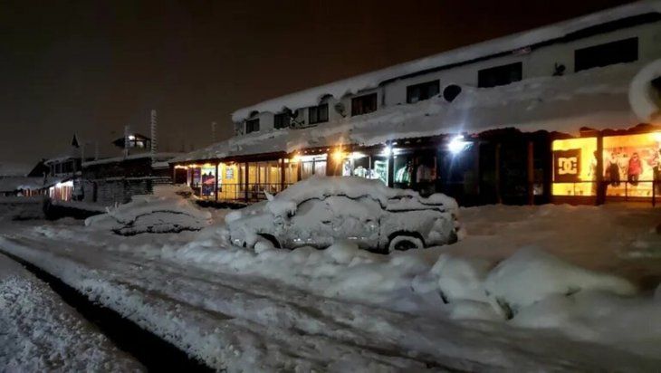 Los autos que duermen afuera sufren las condiciones climáticas extremas.