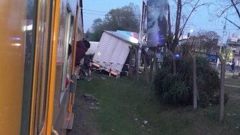 un chofer resulto herido tras el choque de un tren y un camion en villa bosch