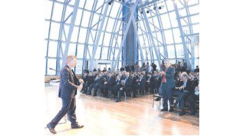 Anuncio. Lo hizo Macri ayer en el CCK. El ministro de Comunicaciones, Oscar Aguad, se paró para recibir al Presidente.
