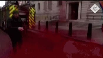 Organización ecologista lanzó 1.800 litros de sangre falsa contra ministerio británico