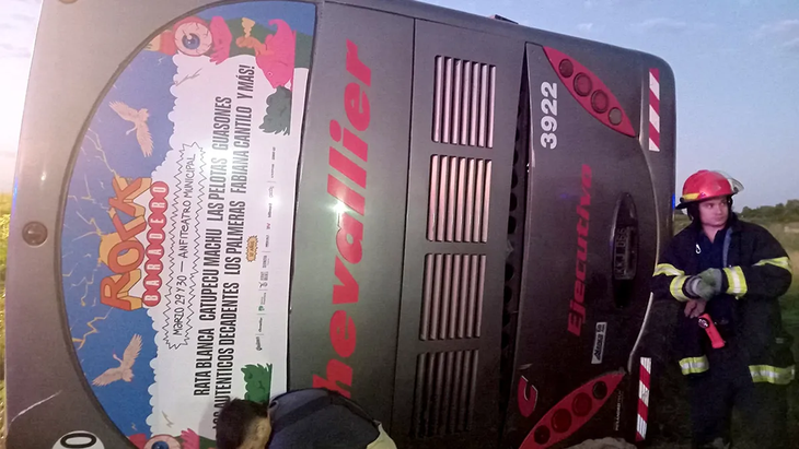 La imagen del colectivo que volcó en Córdoba, mientras los peritos realizan las investigaciones correspondientes La imagen del colectivo que volcó en Córdoba, mientras los peritos realizan las investigaciones correspondientes